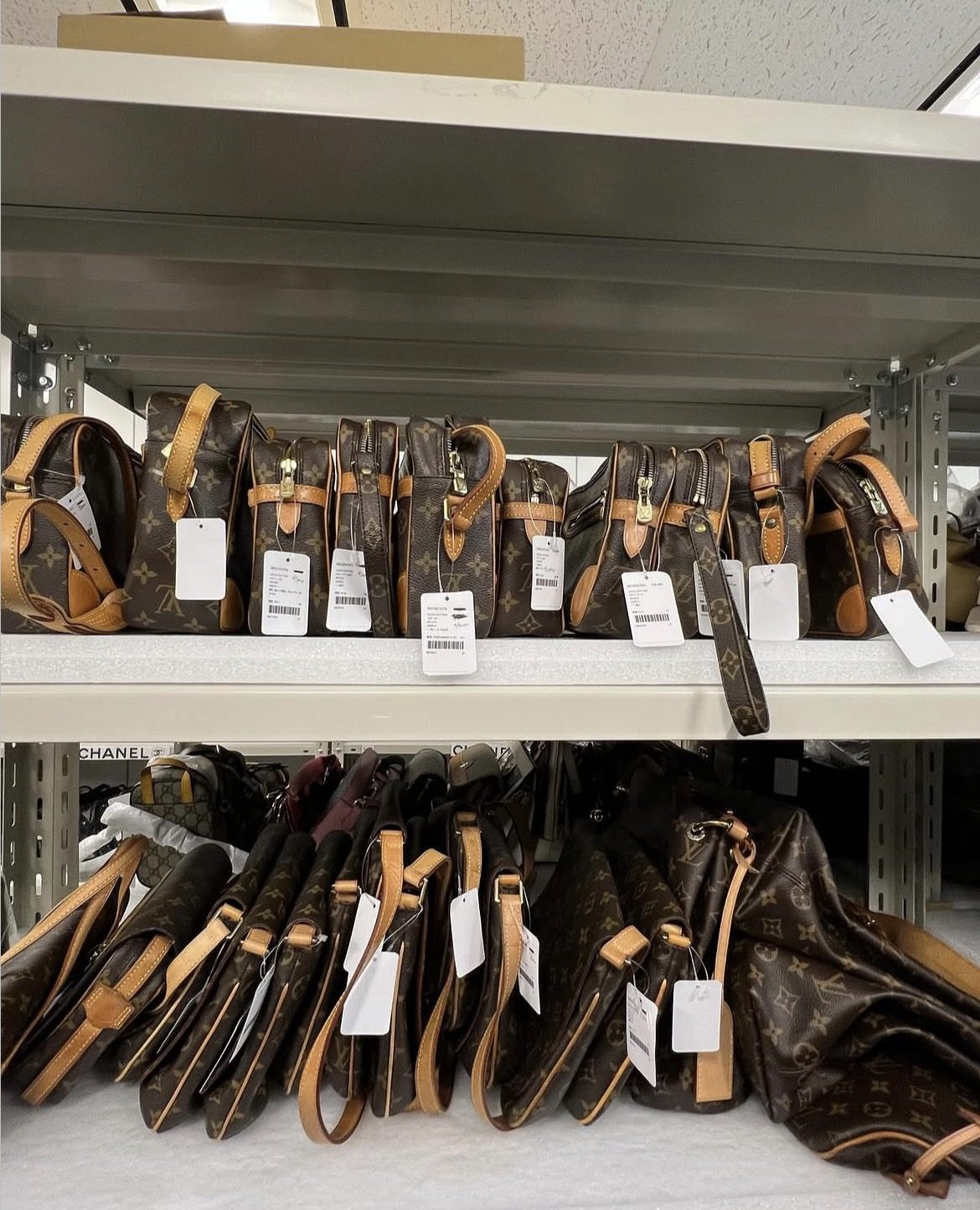 Sélection de sacs Louis Vuitton authentifiés sur étagère