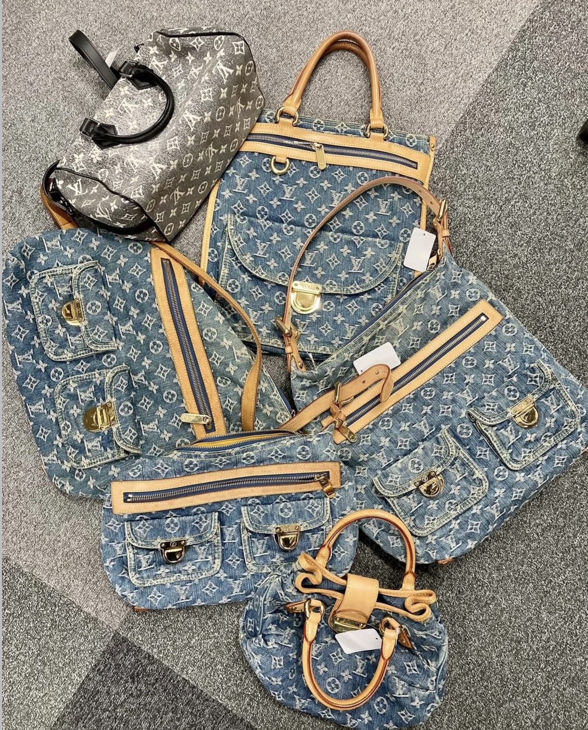 Volume important de sacs Louis Vuitton Denim disponibles