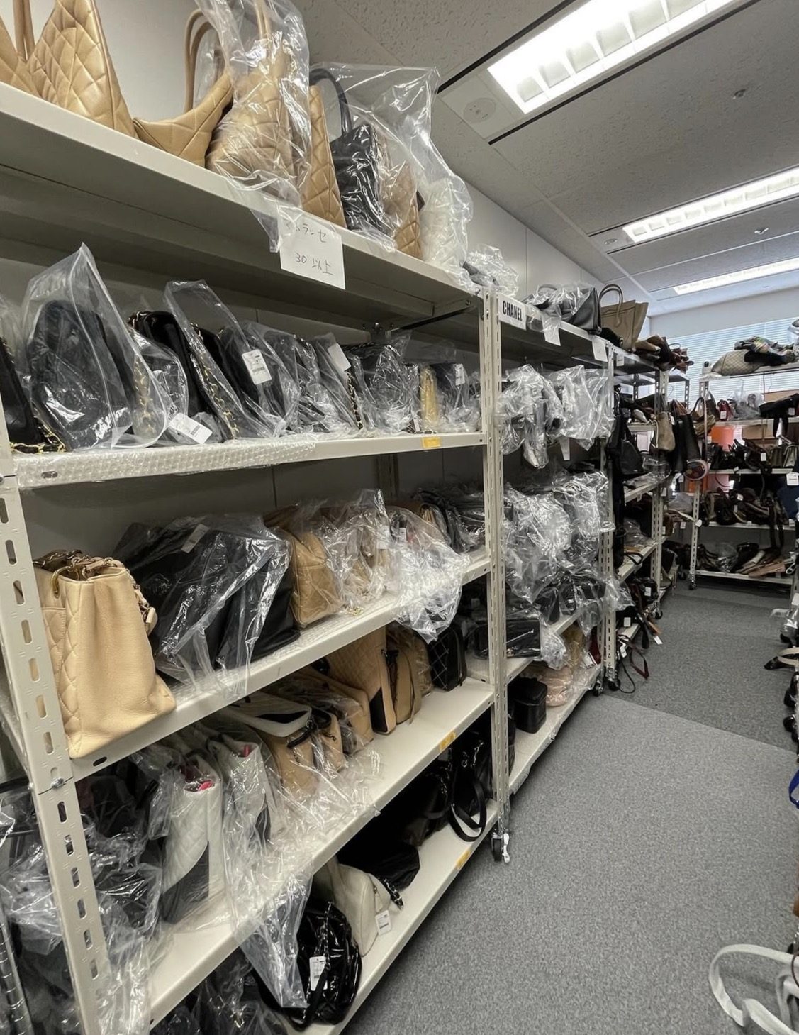Rangée de sacs de luxe emballés et étiquetés en stock
